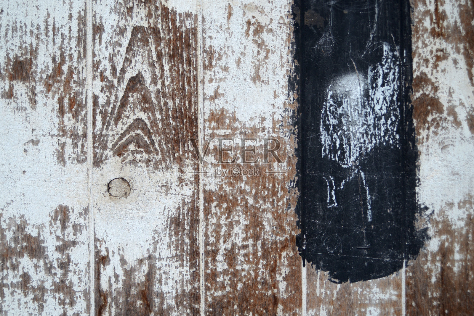 白木背景上的黑色照片摄影图片