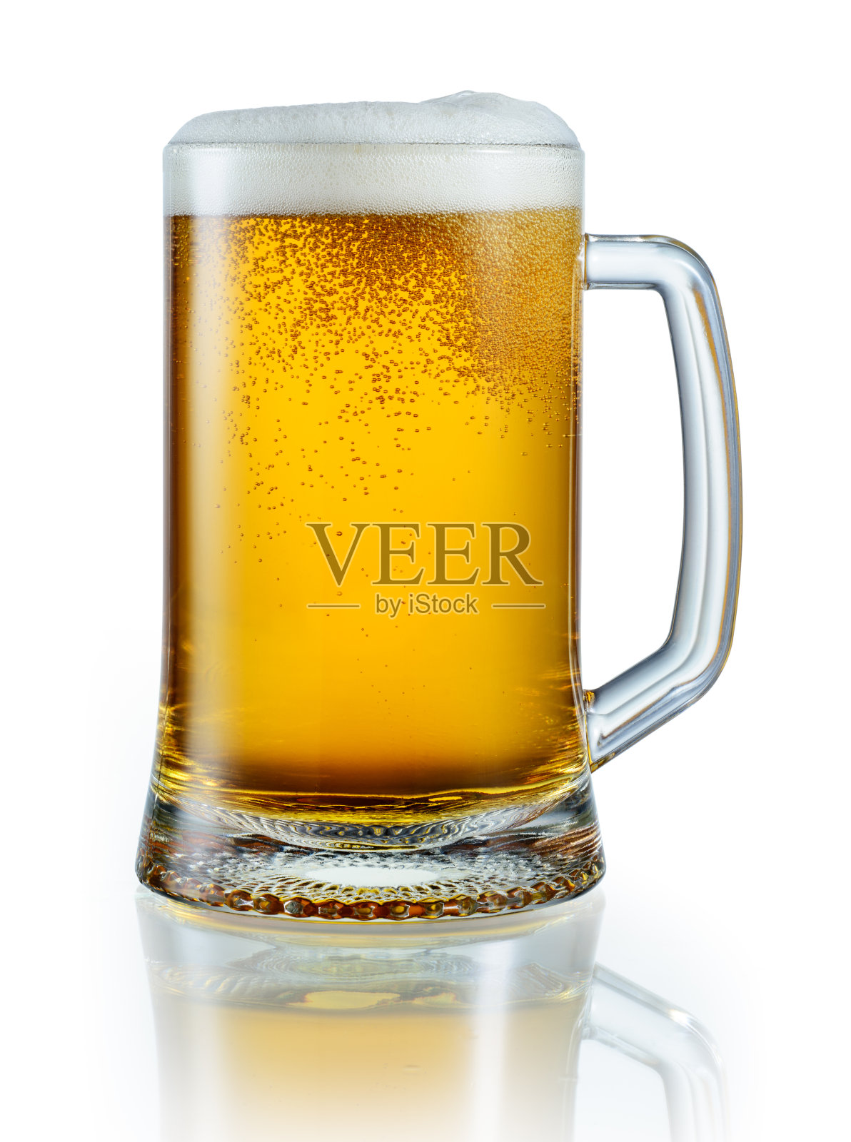 一大杯淡啤酒泡在白酒里。与剪切路径照片摄影图片