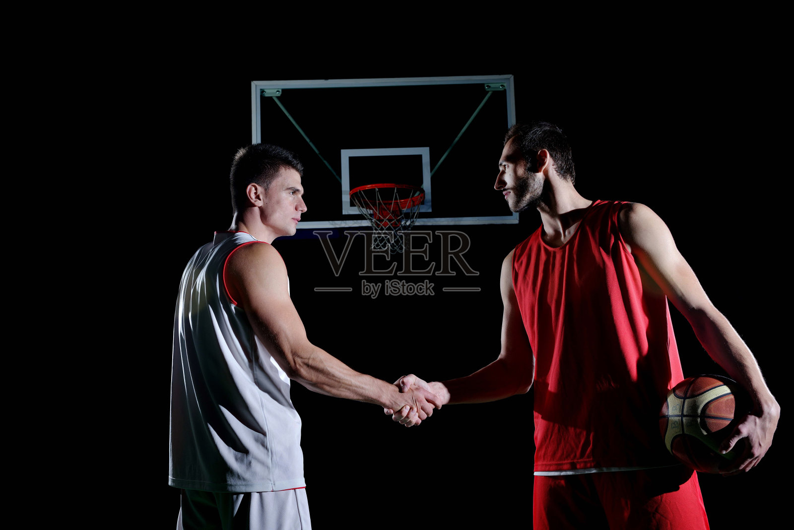 篮球运动员在行动中照片摄影图片