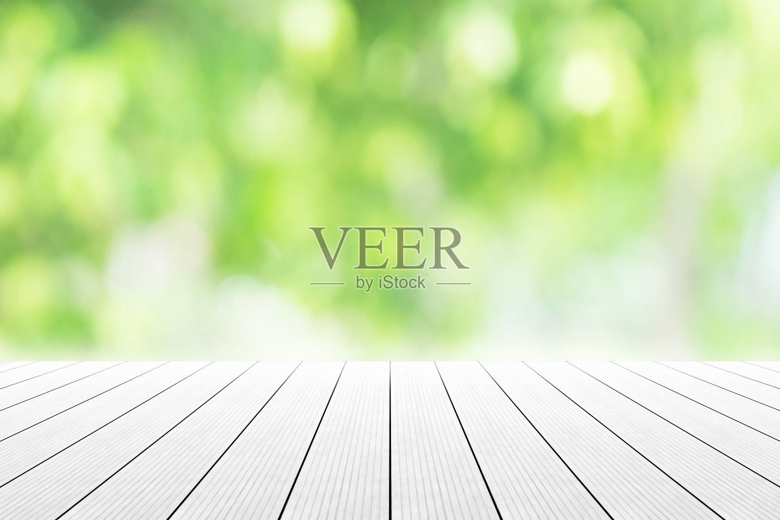 空木桌与模糊的城市公园背景。照片摄影图片