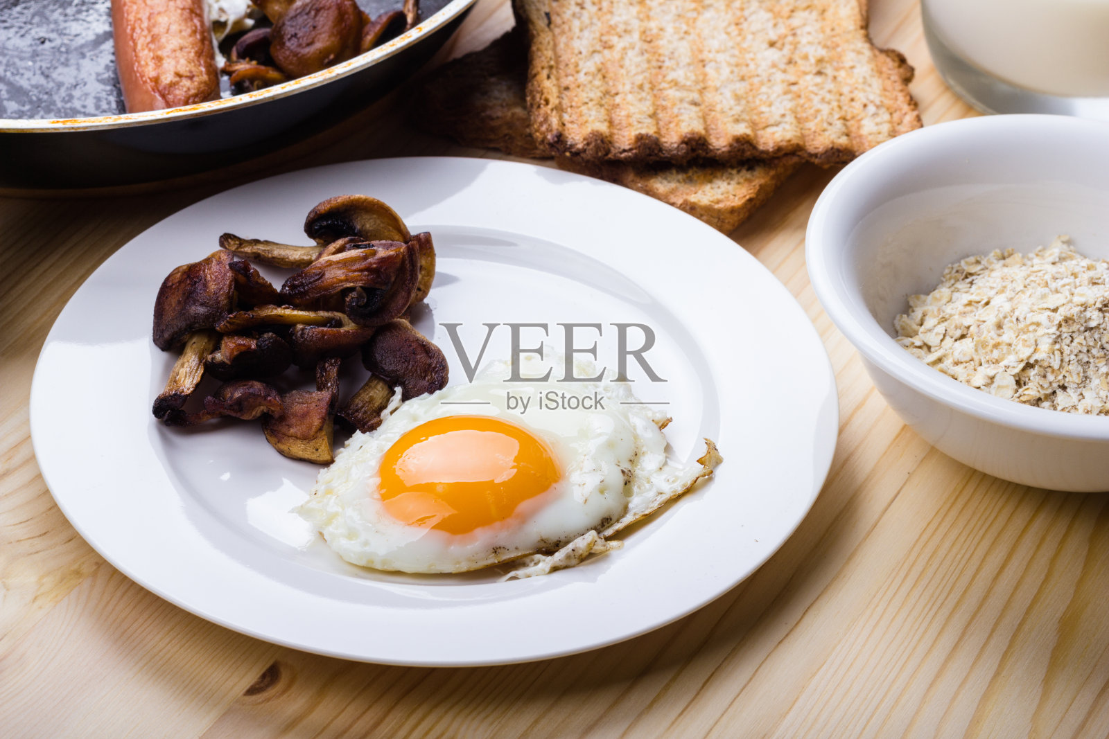 一个人的早餐。照片摄影图片