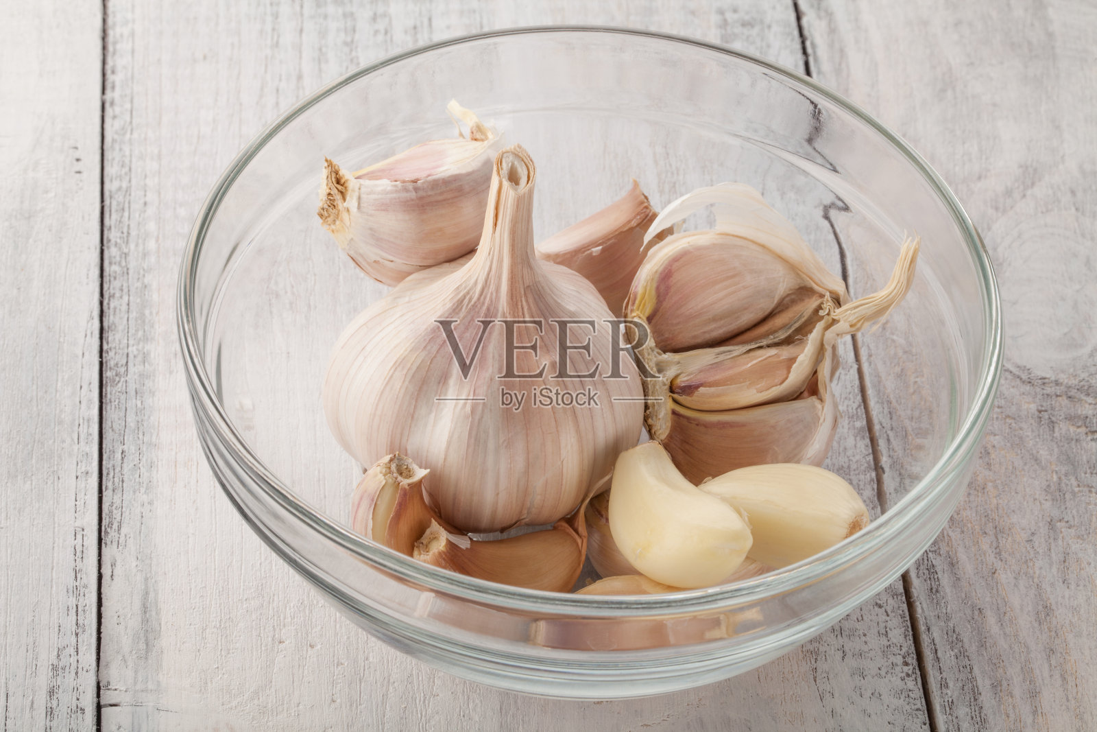 新鲜大蒜在玻璃碗照片摄影图片