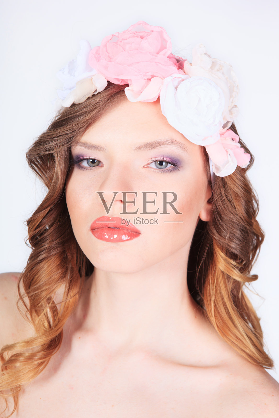 带着花的漂亮姑娘照片摄影图片