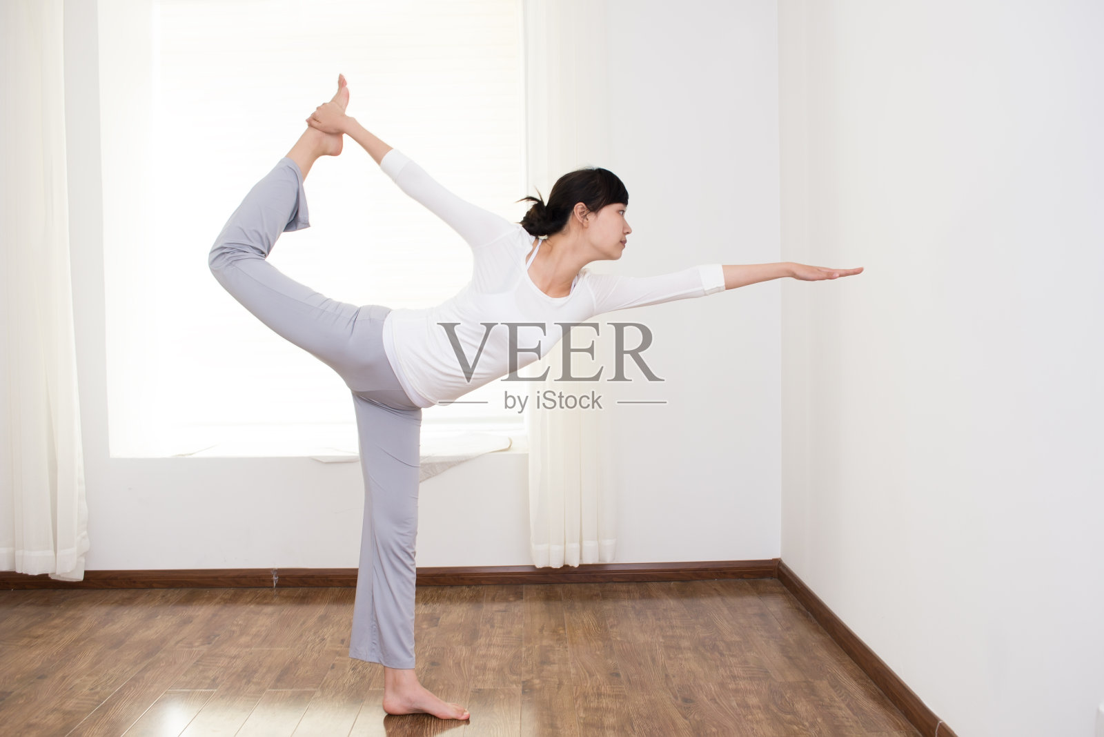 女性做瑜伽照片摄影图片