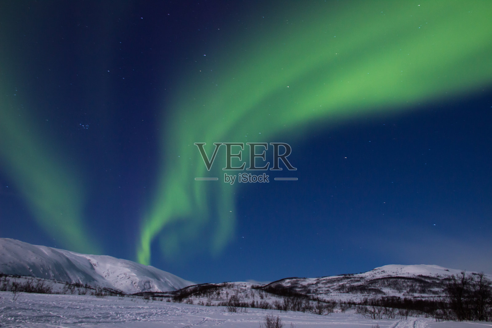 挪威雪景中的北极光照片摄影图片