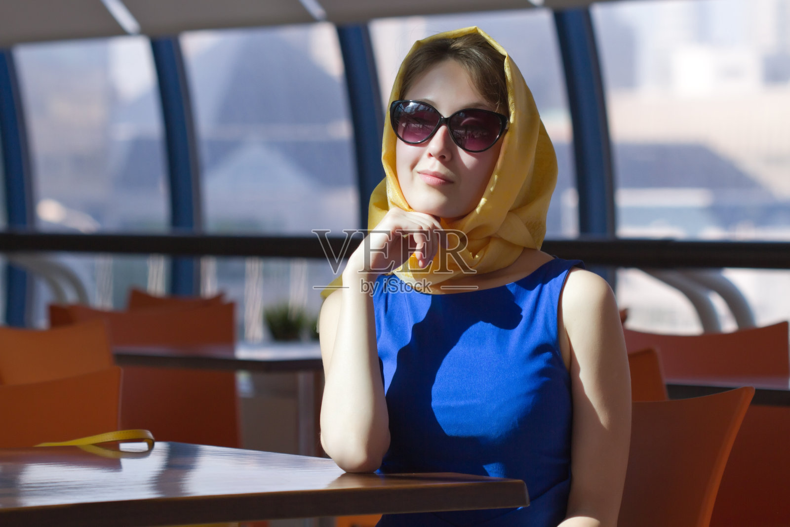 年轻女子坐在咖啡馆里照片摄影图片