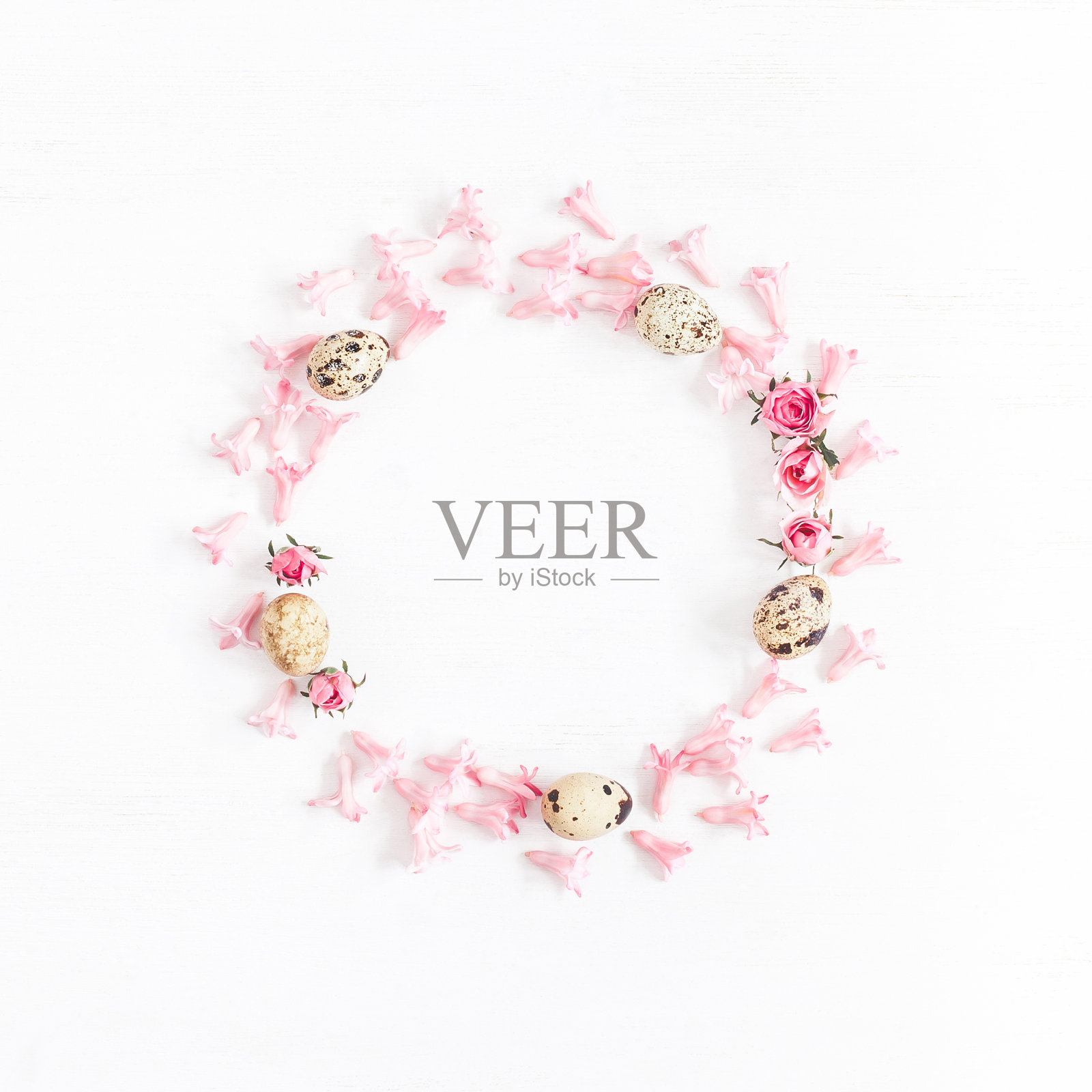 用鹌鹑蛋和花做成的复活节花环照片摄影图片