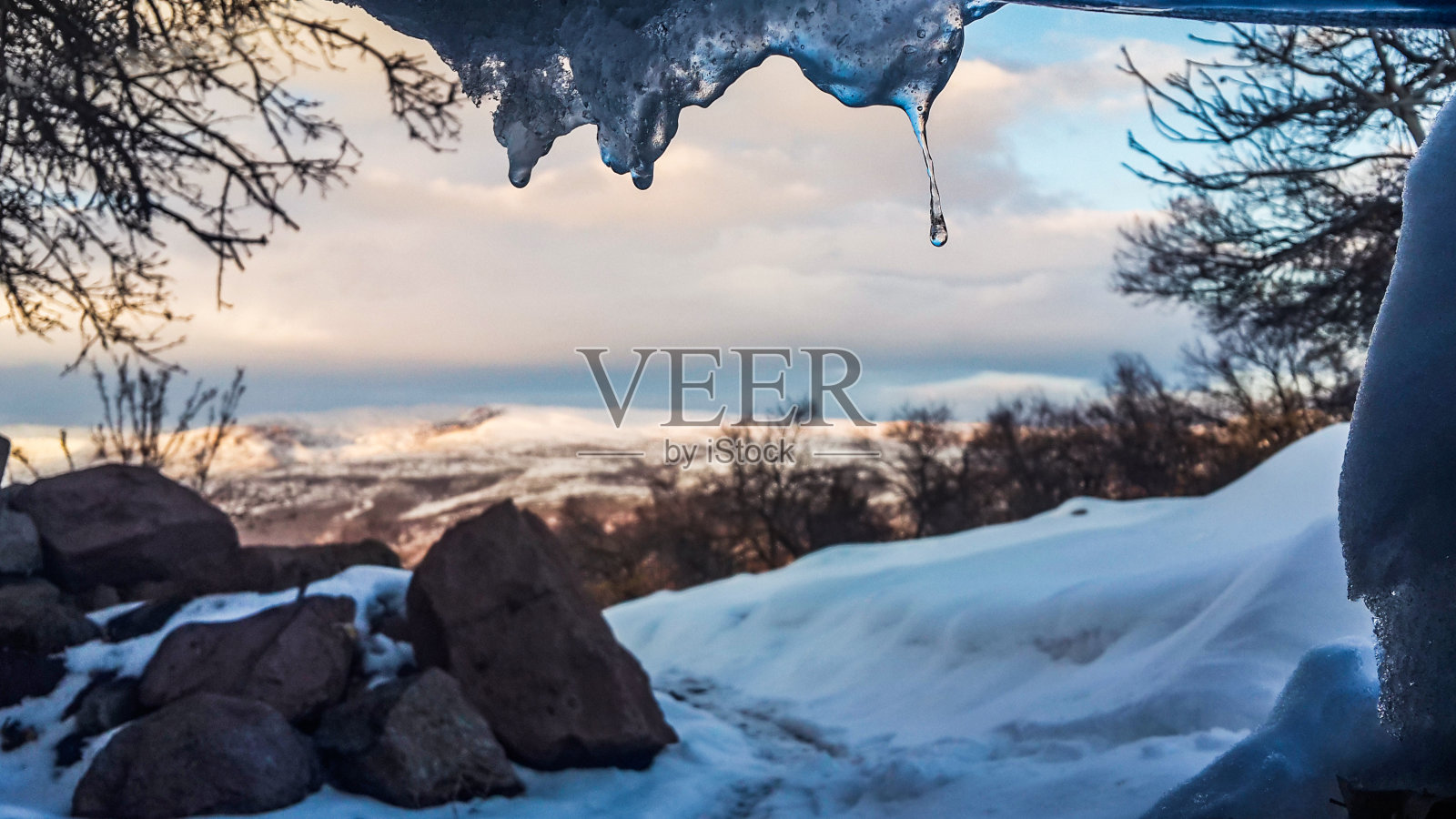 的雪山。还有融化的冰滴。照片摄影图片
