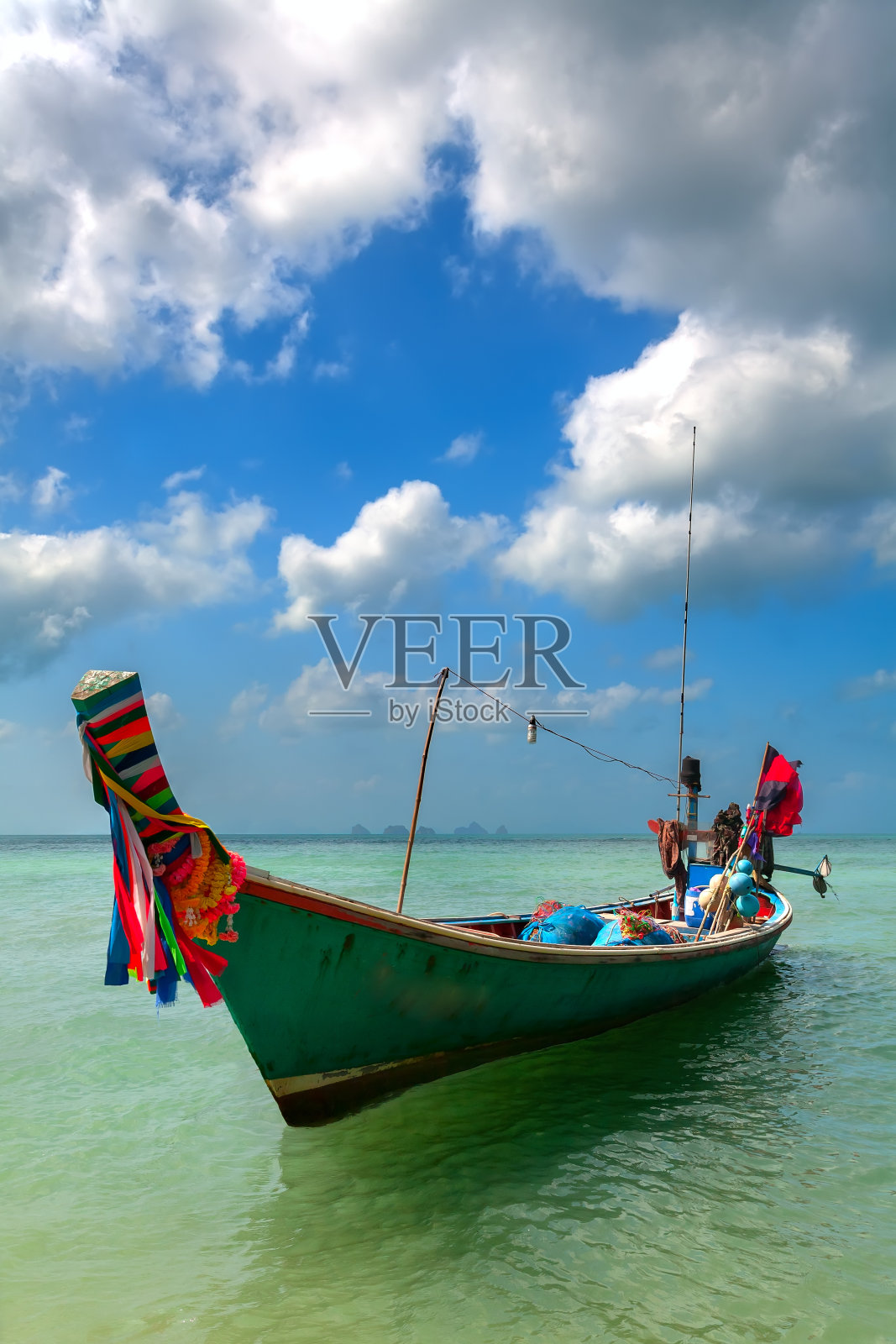 蓝色的船，碧绿的水照片摄影图片