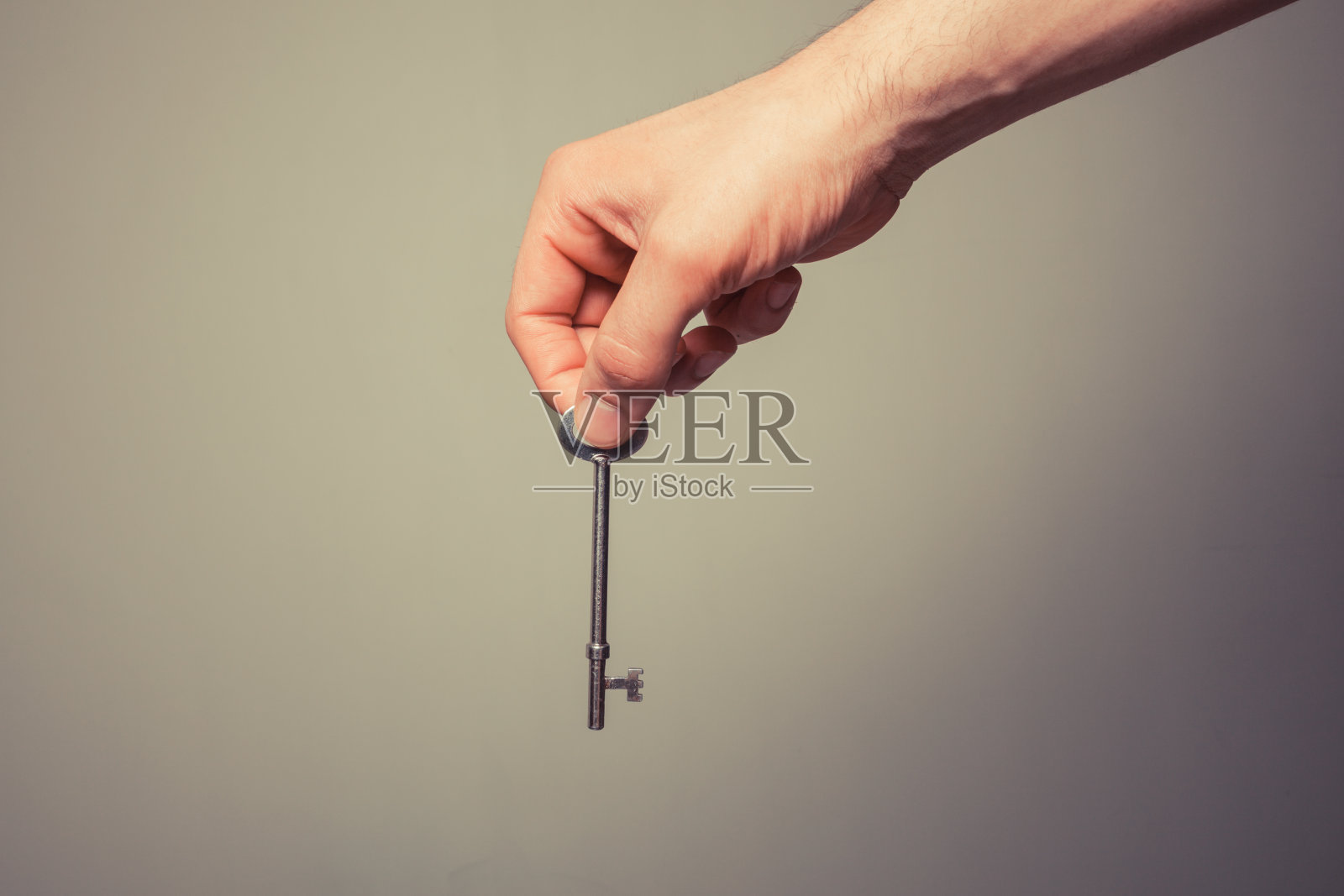 手握钥匙照片摄影图片