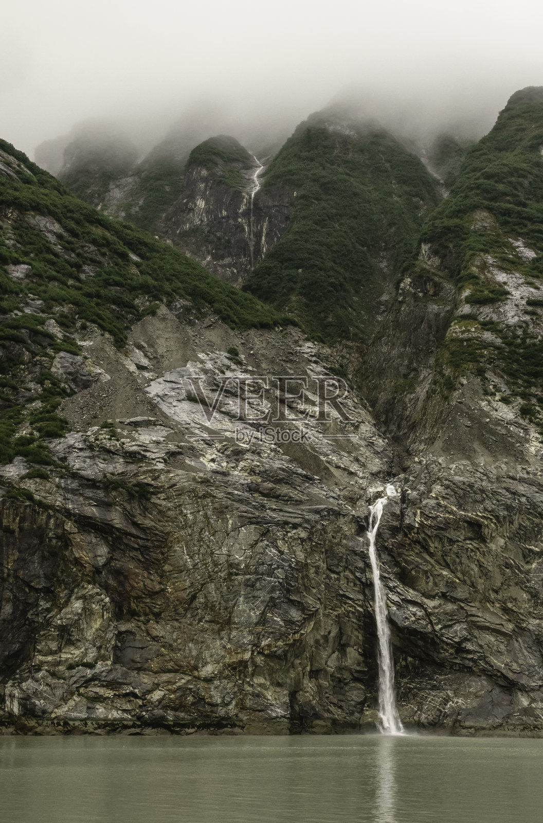 阿拉斯加的悬崖瀑布照片摄影图片