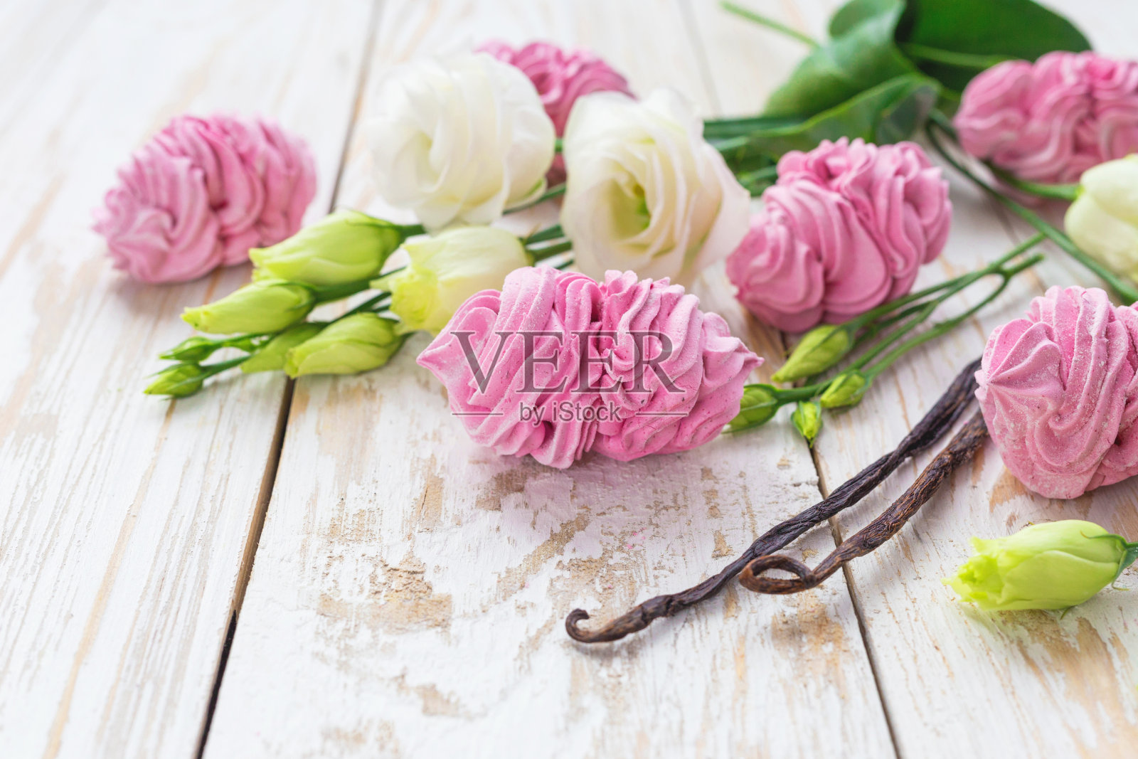 自制的棉花糖甜点，香草棒和白色的口冬花。照片摄影图片