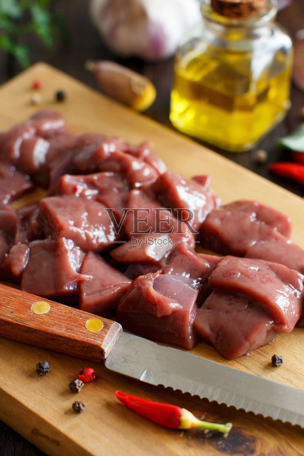 生牛肝配香料，香草和蔬菜照片摄影图片