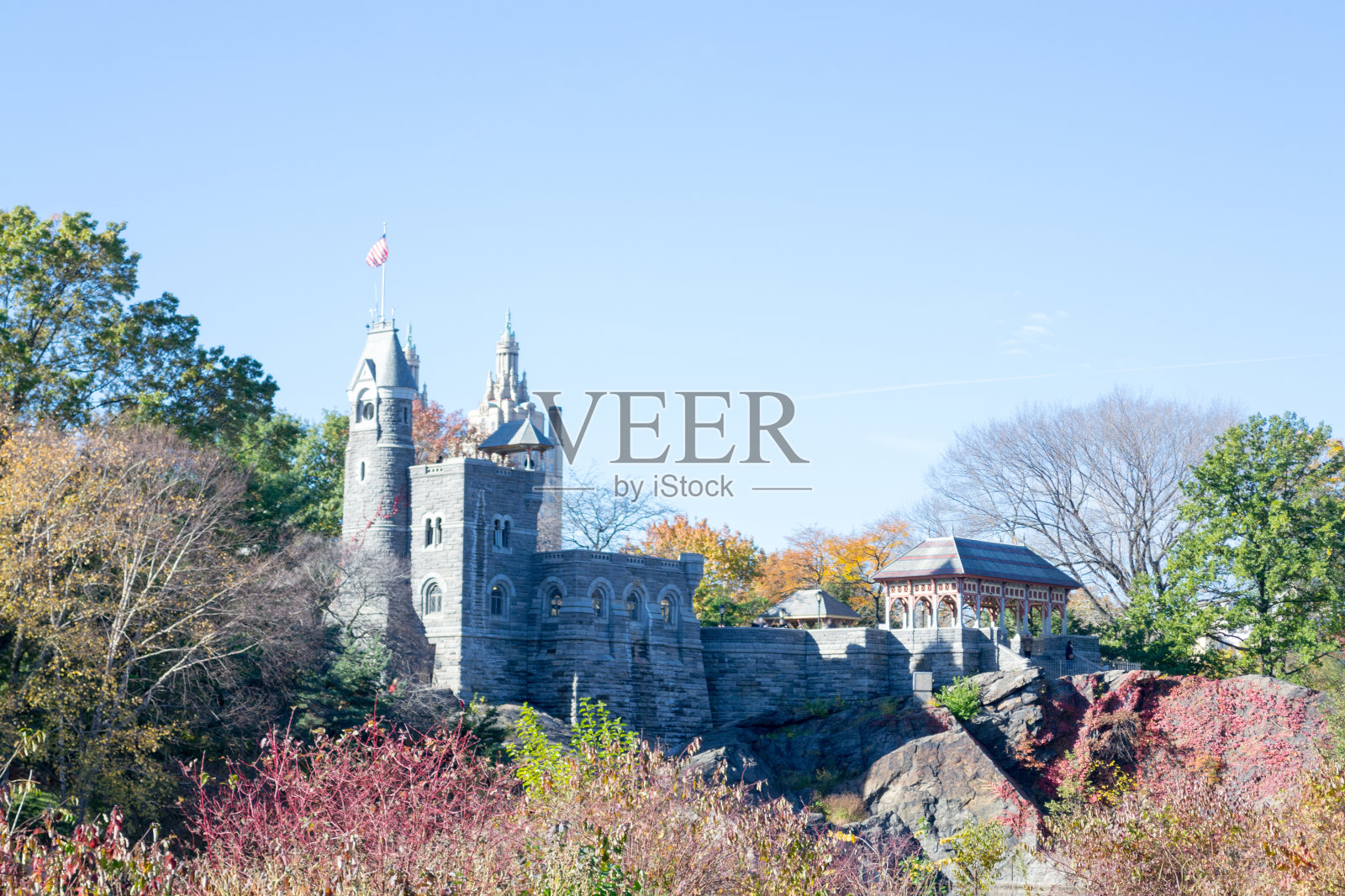 秋季中央公园的观景楼照片摄影图片