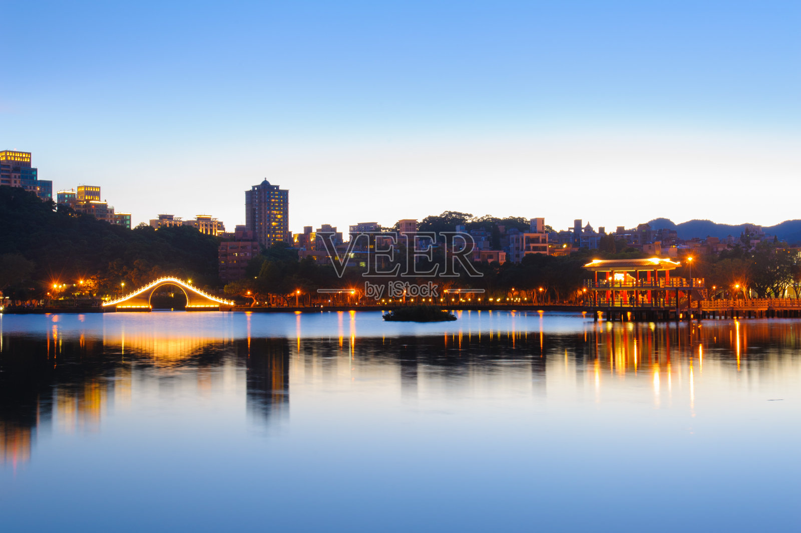 湖边美丽的日落照片摄影图片