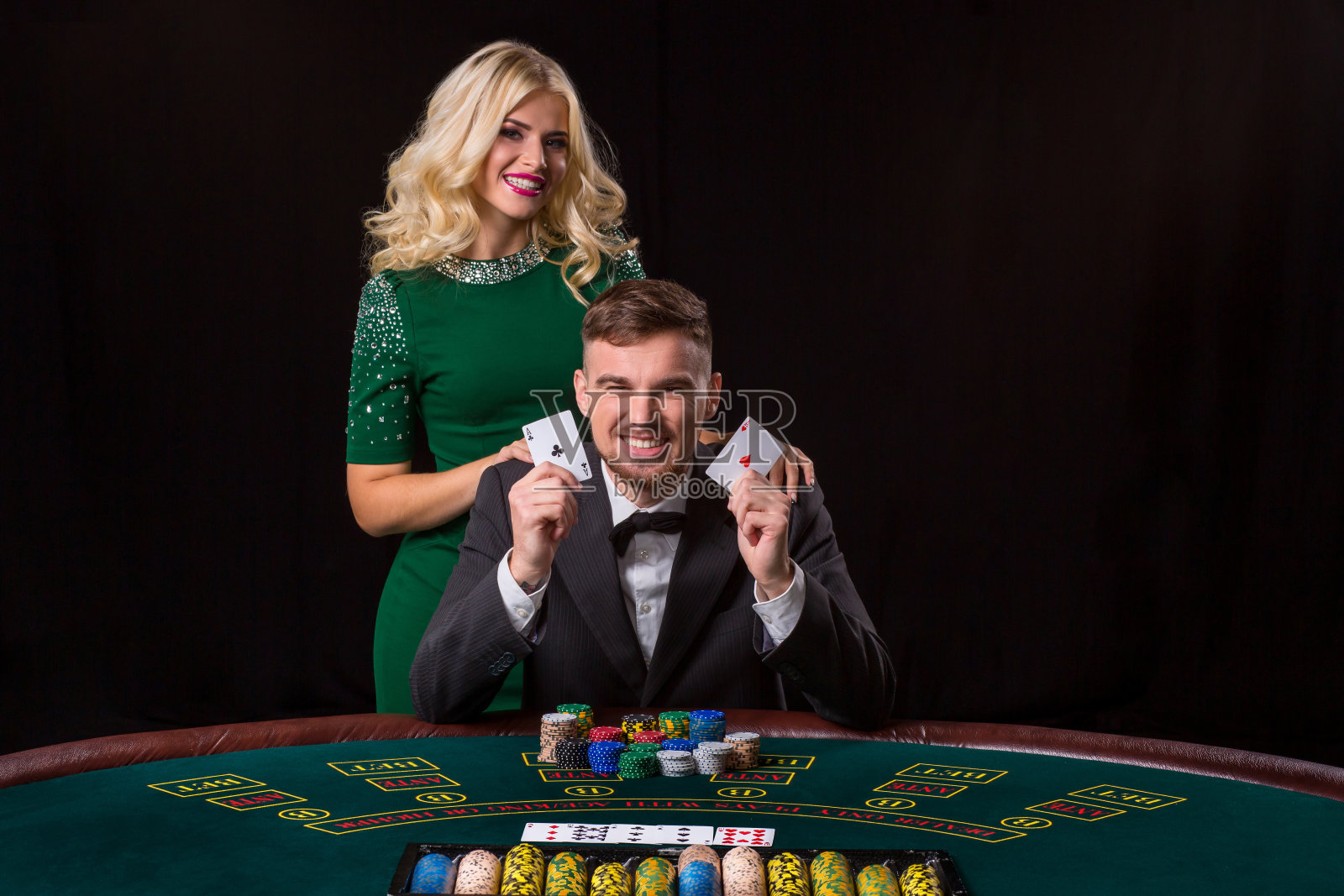 显示一对a的扑克玩家照片摄影图片