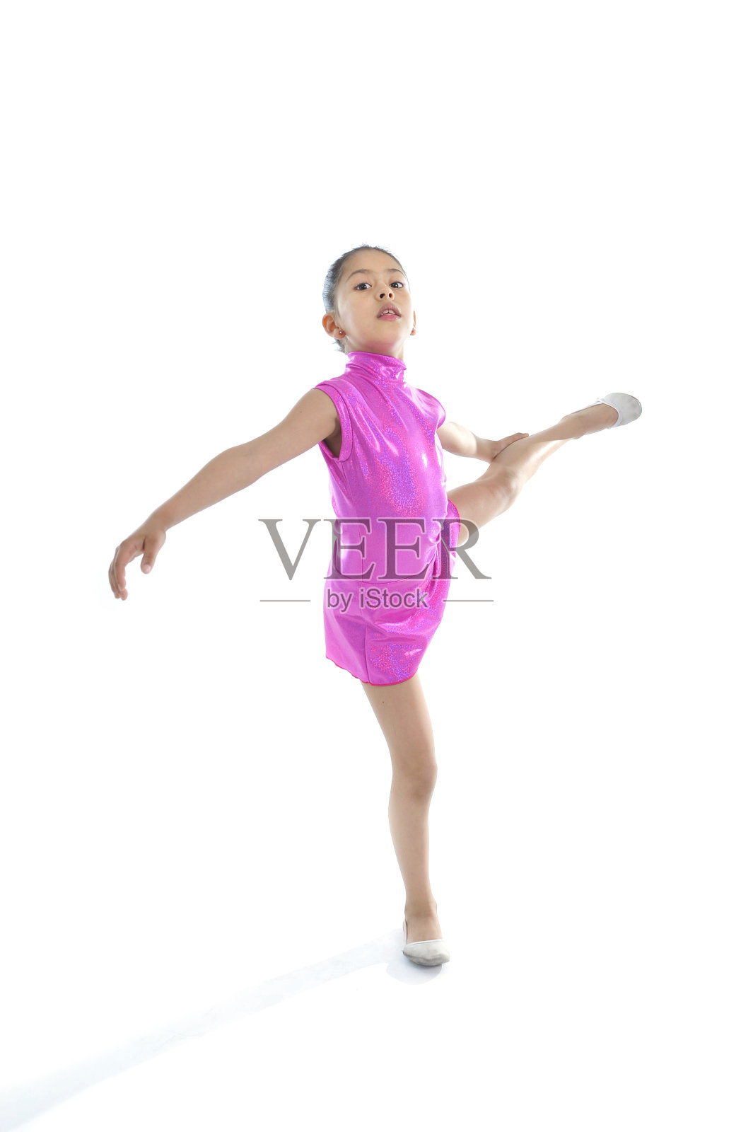 可爱的拉丁小女孩在跳舞和芭蕾舞练习照片摄影图片