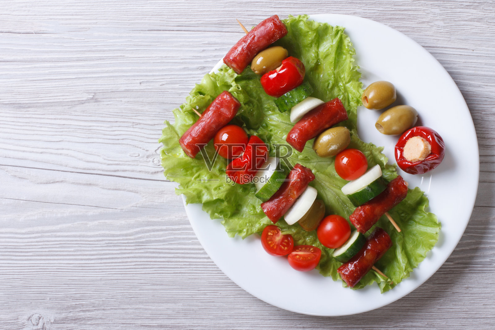 烤香肠和蔬菜在盘子上俯视图照片摄影图片