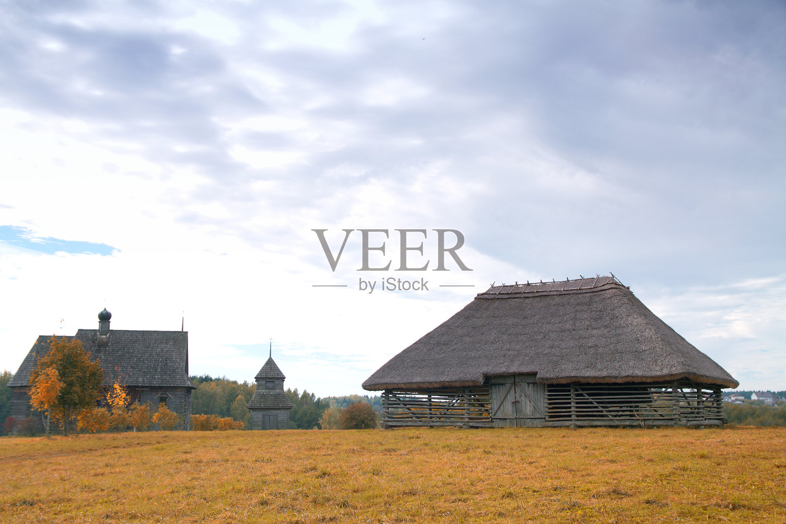 欧洲中心的一个古老的木制村庄照片摄影图片