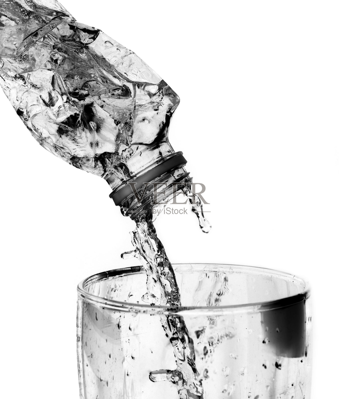 从用过的塑料瓶中倒水照片摄影图片