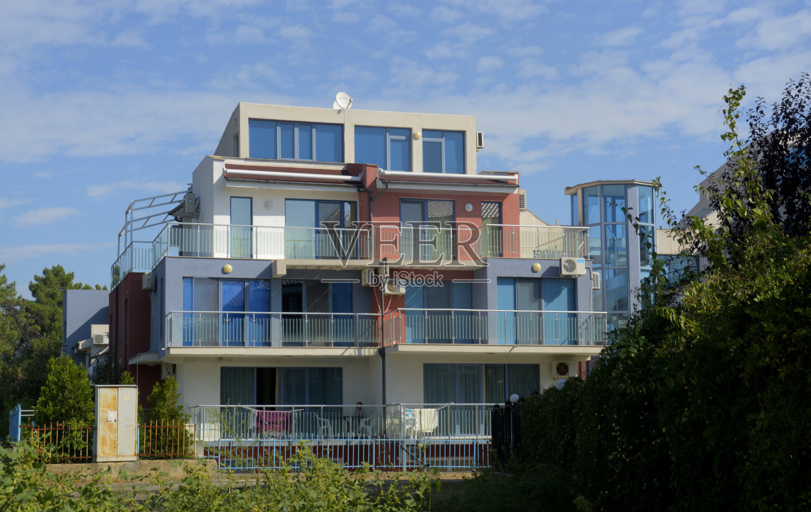 海，建筑和村庄的海岸照片摄影图片