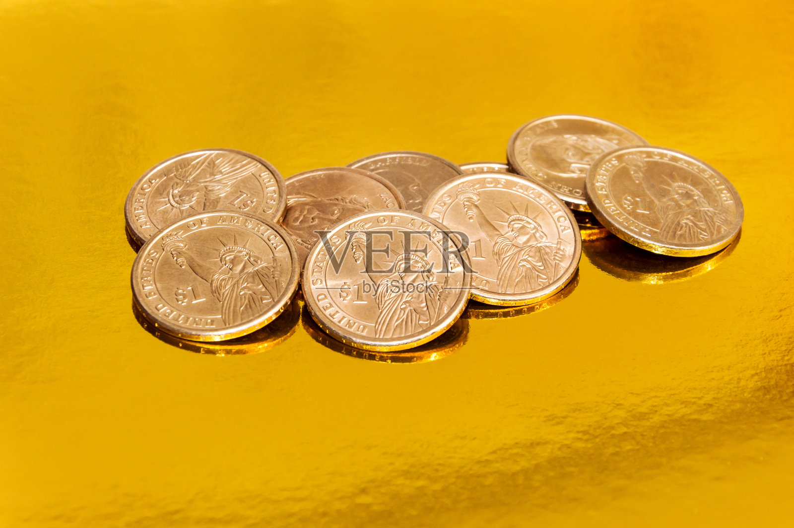 金色反光背景上的硬币。照片摄影图片