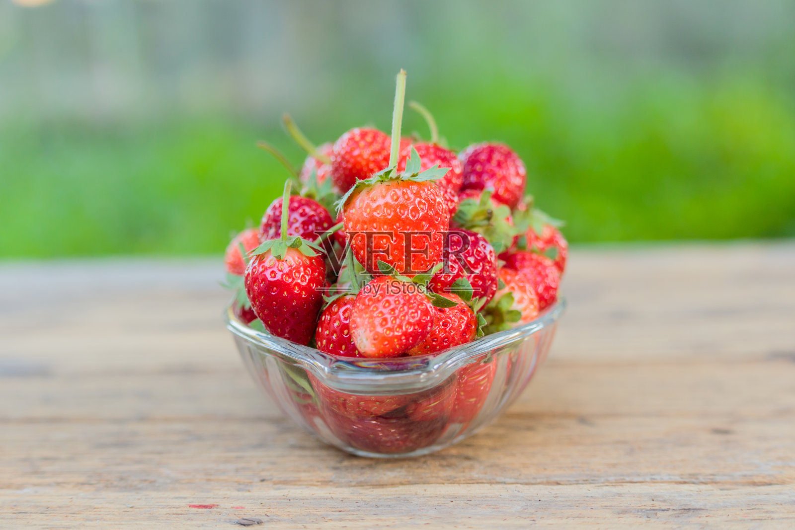 玻璃盘子里的新鲜草莓照片摄影图片
