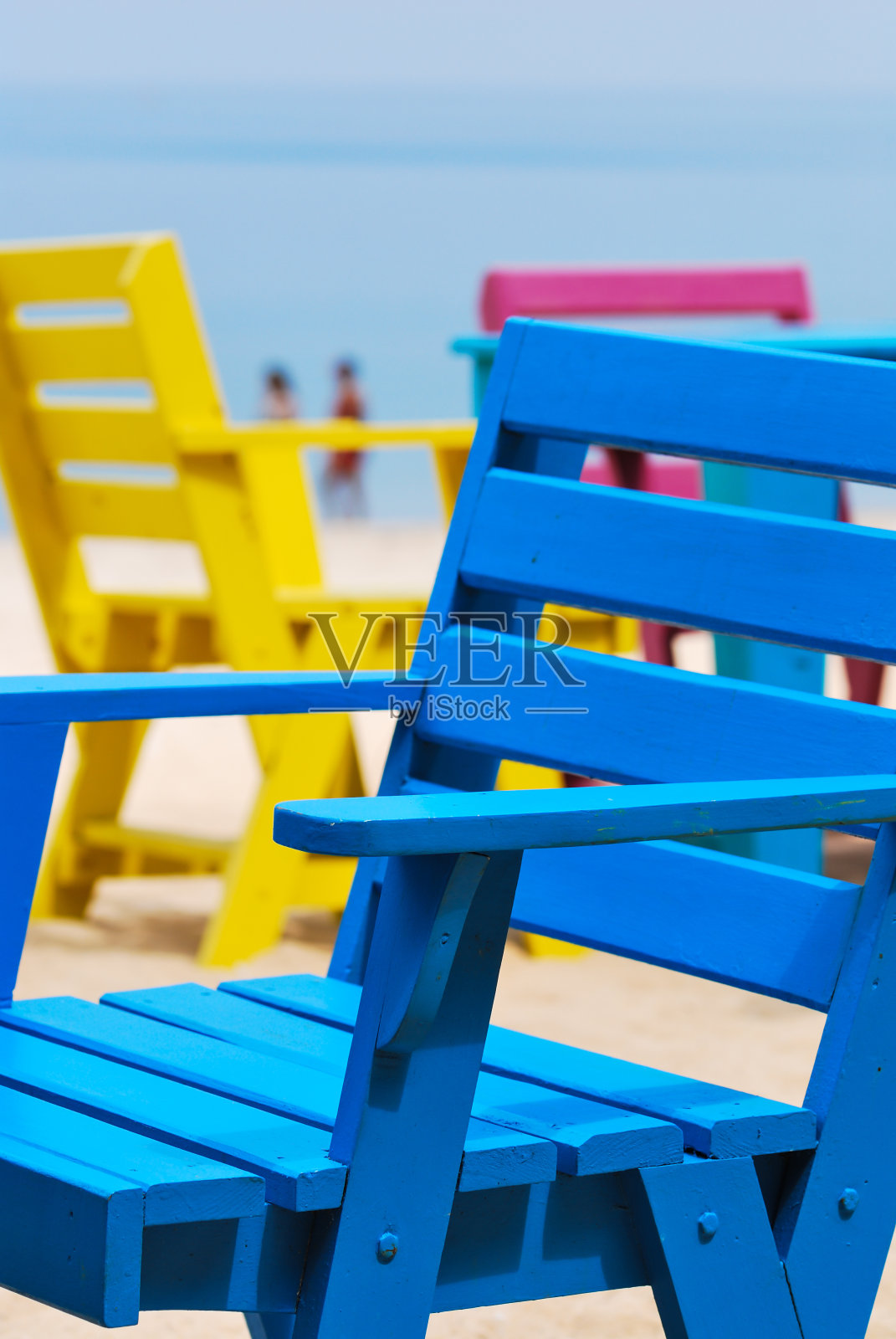 沙滩上五颜六色的椅子照片摄影图片