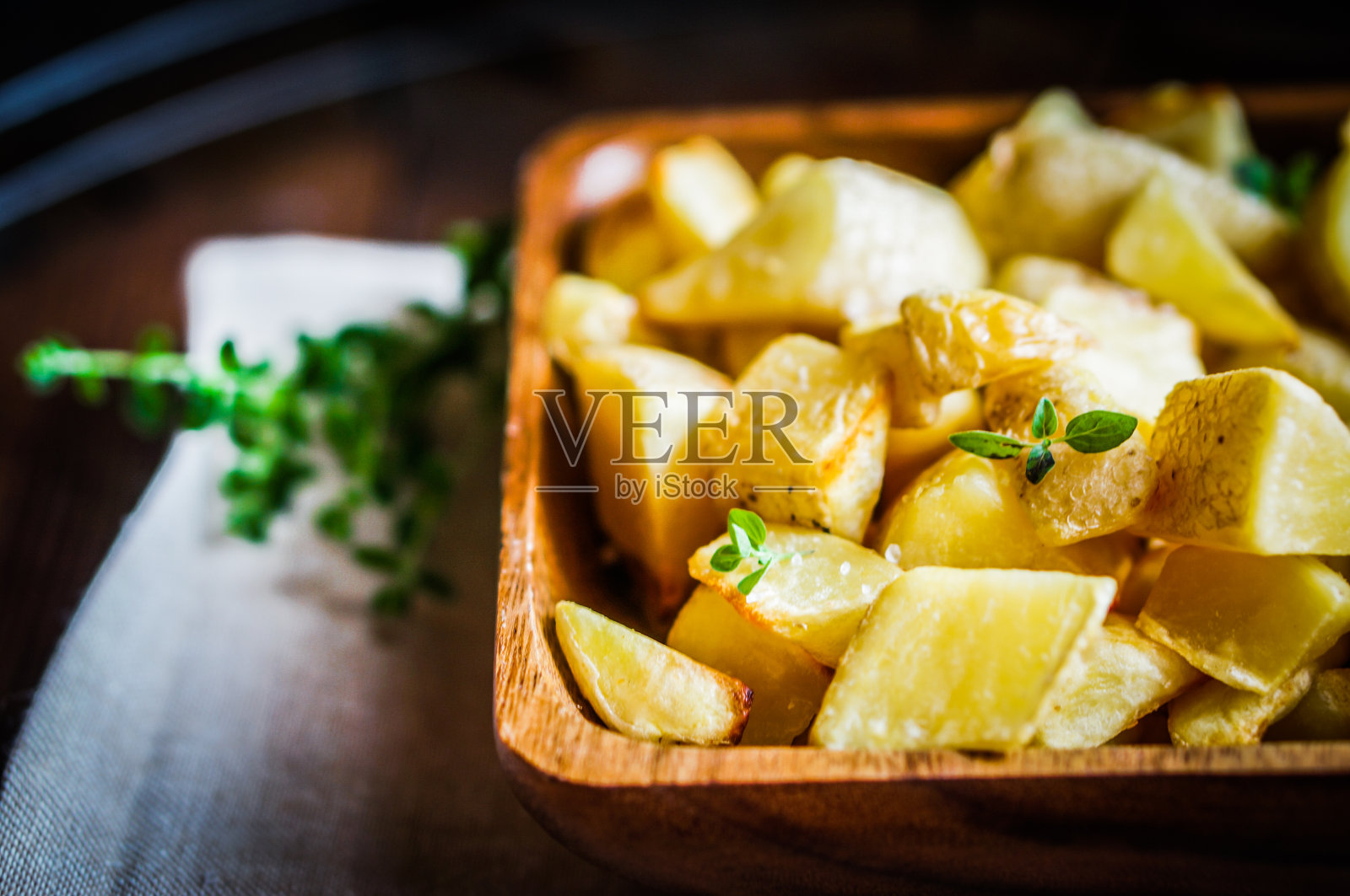 木头背景上的烤土豆照片摄影图片