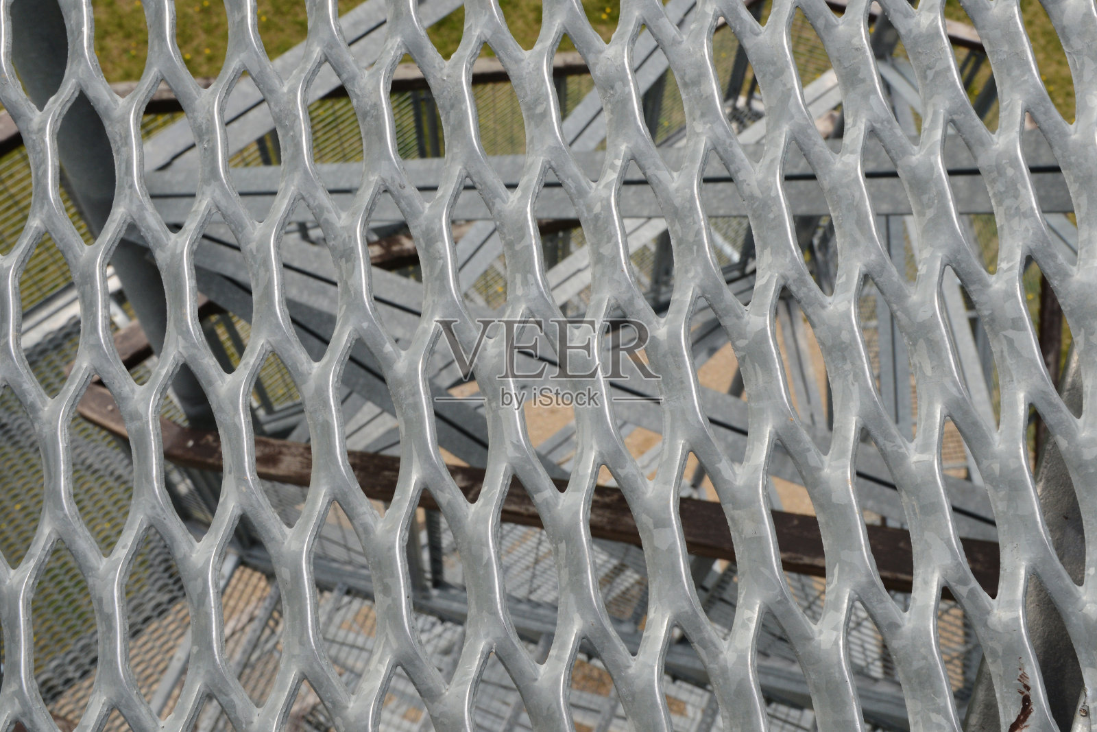 铁笼子里照片摄影图片