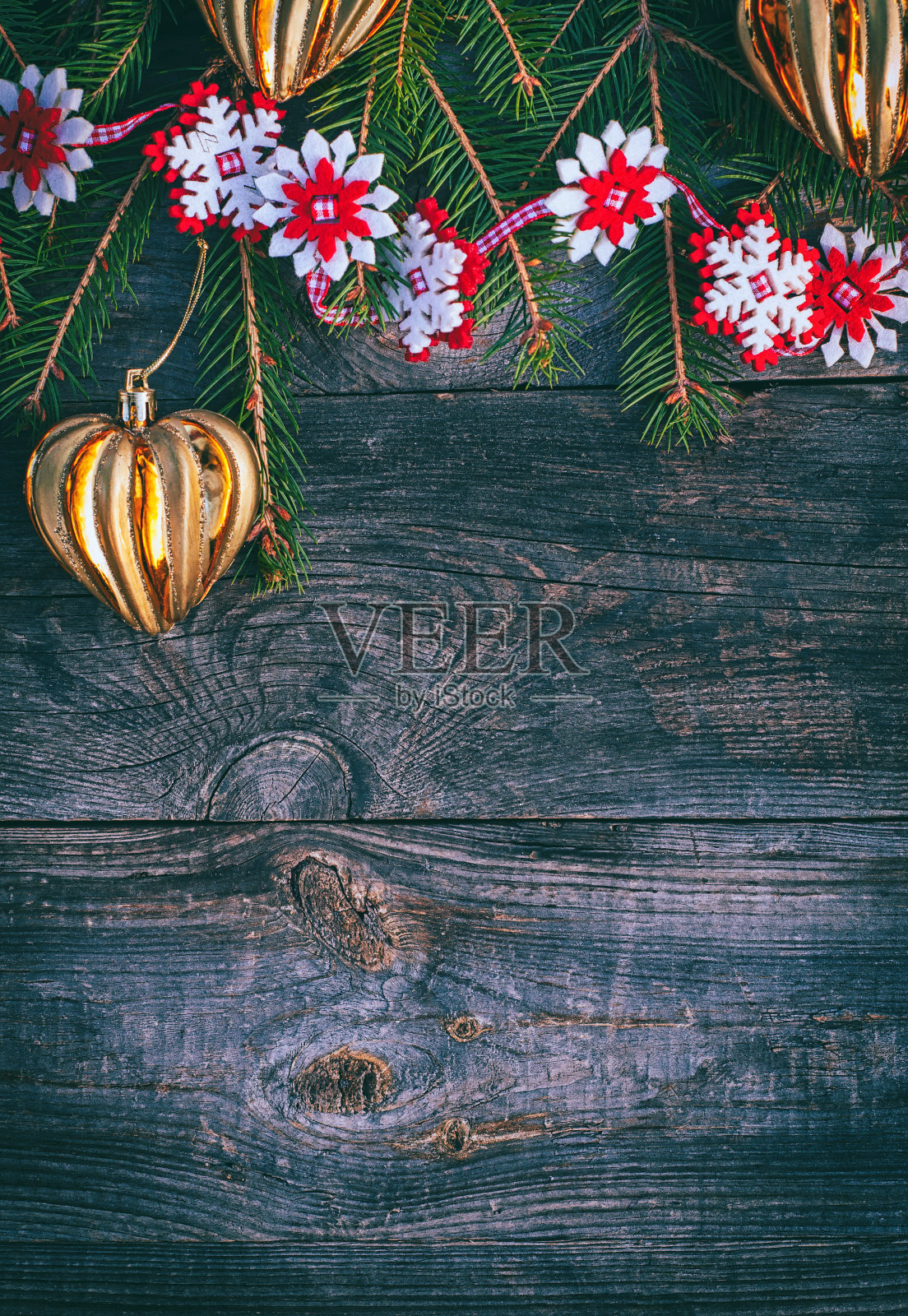 圣诞节的灰色木制背景与玩具和一个花环照片摄影图片