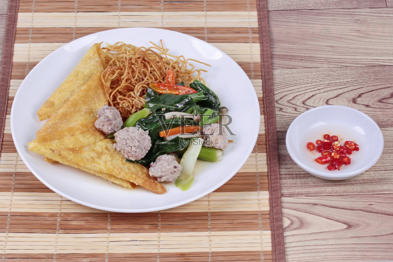 香脆面、肉丸、羽衣甘蓝汤照片摄影图片