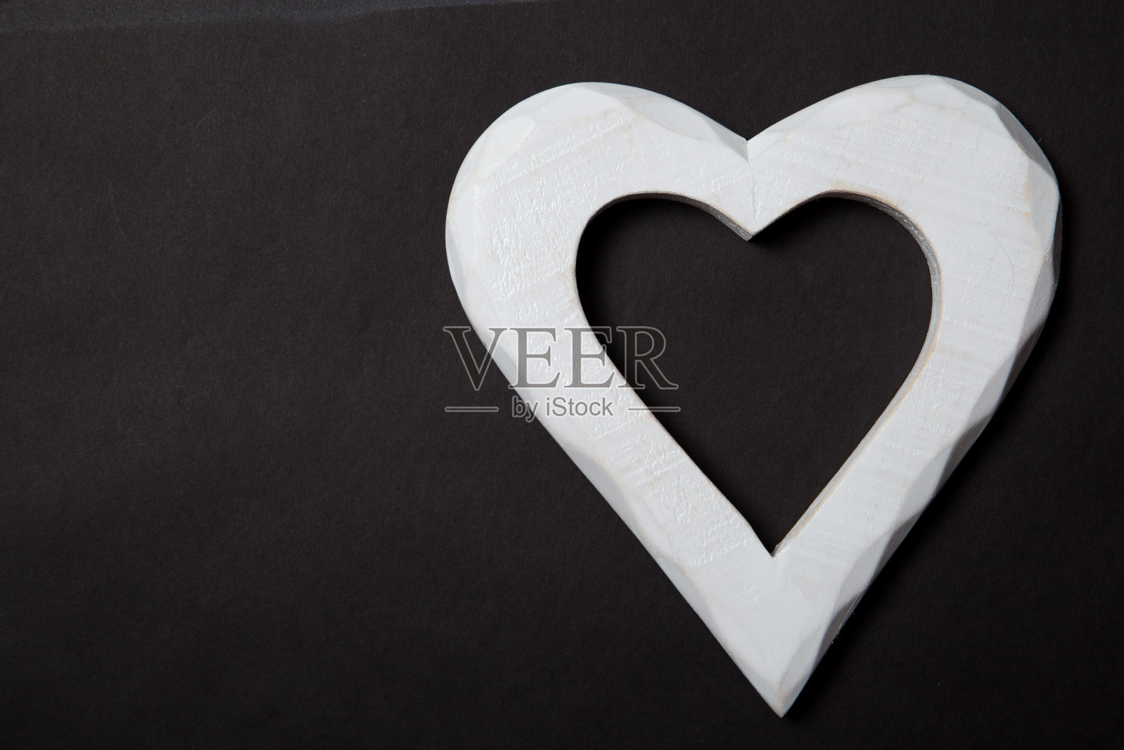 节日的礼物和心在黑色的背景上。情人节照片摄影图片