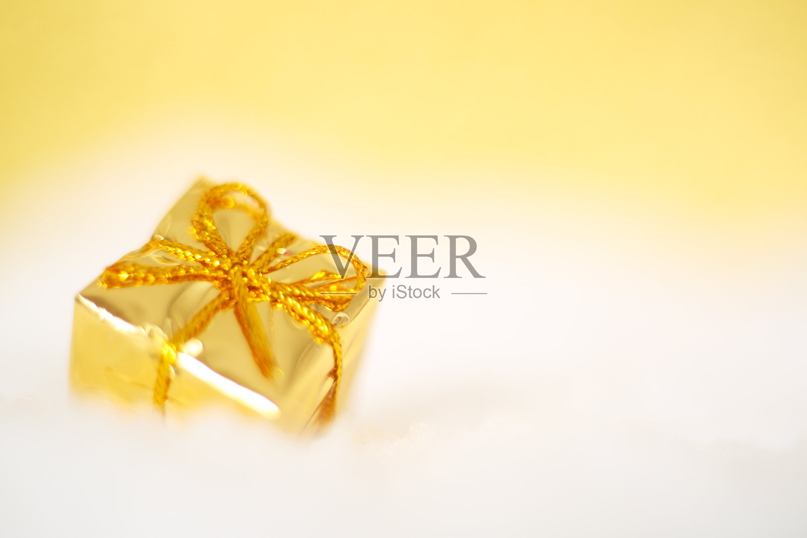 圣诞礼物上的雪宏照片摄影图片