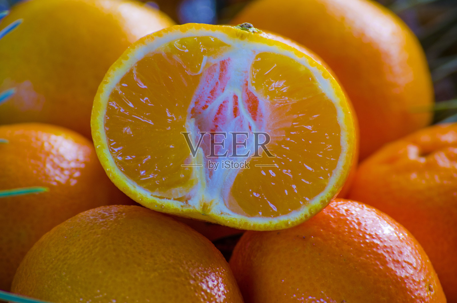 新鲜的橘子放在篮子里照片摄影图片