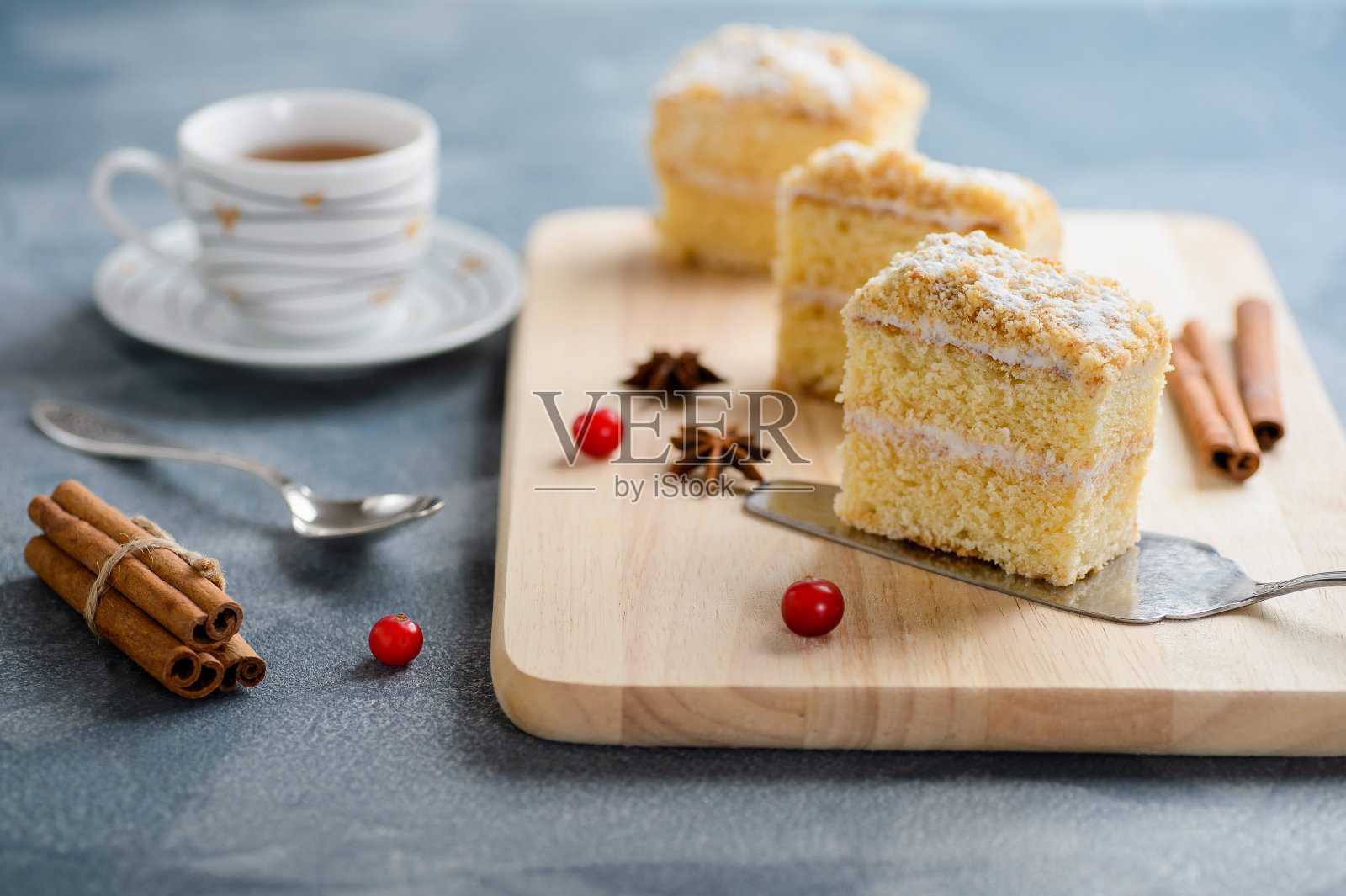 拿破仑蛋糕，酥皮，香草片或蛋奶沙司片，蔓越莓照片摄影图片