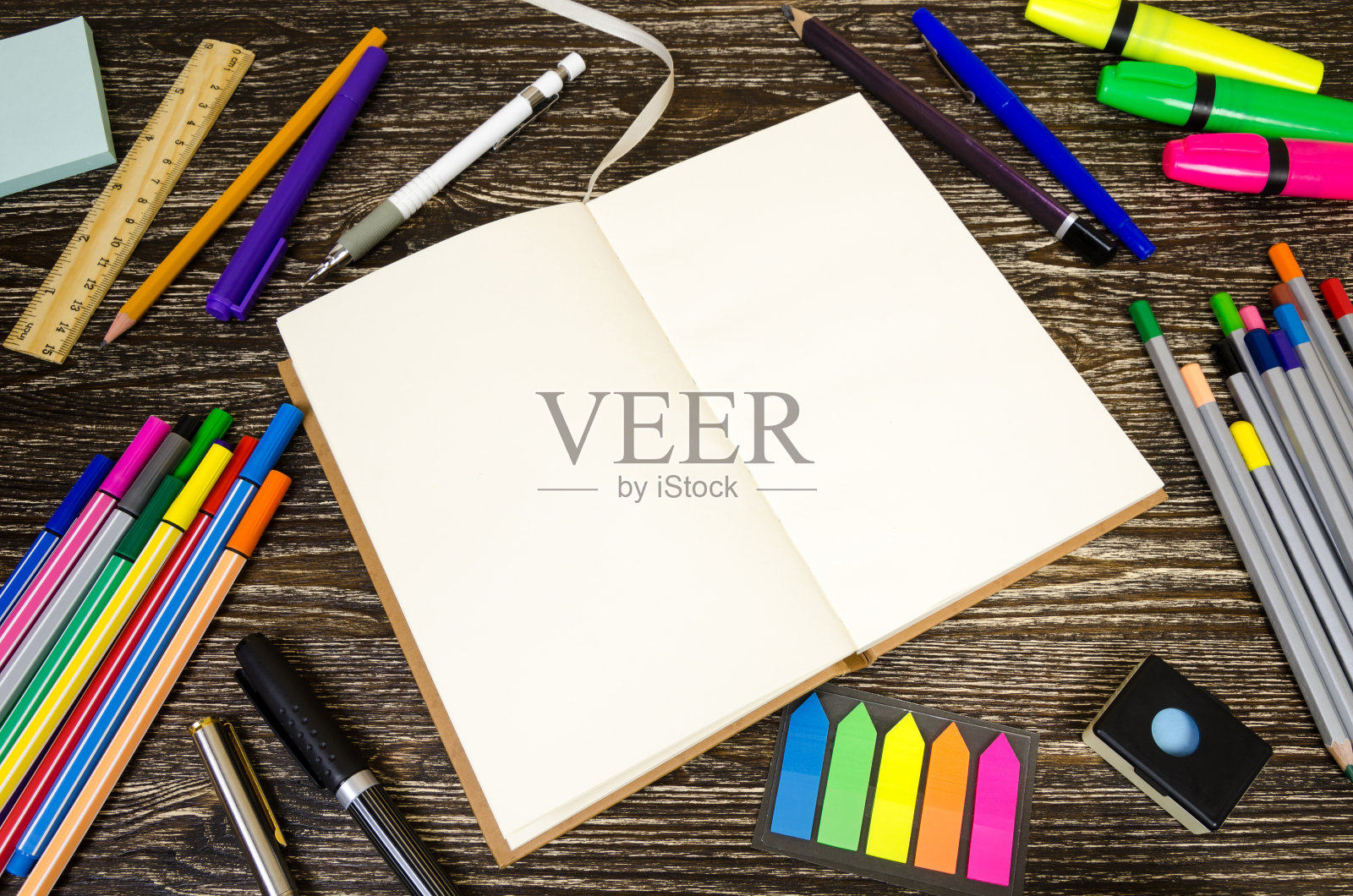 来自文具对象的标签模板。木制背景照片摄影图片