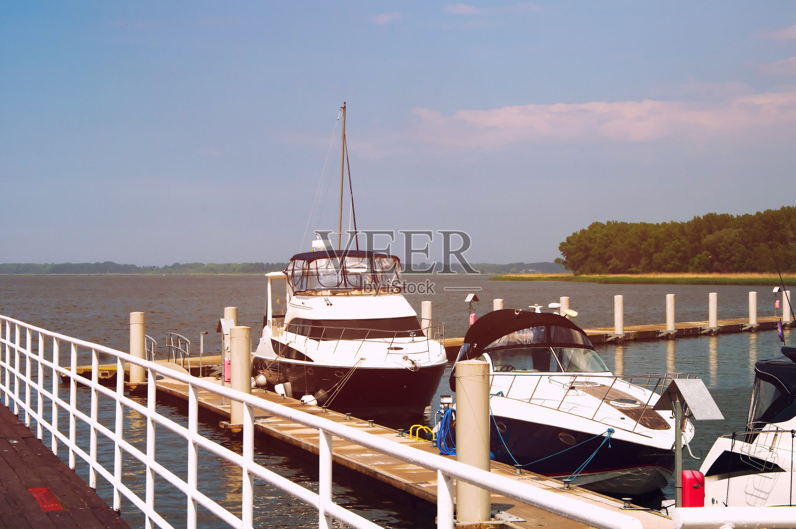 鸟瞰图的船只和小型游艇照片摄影图片