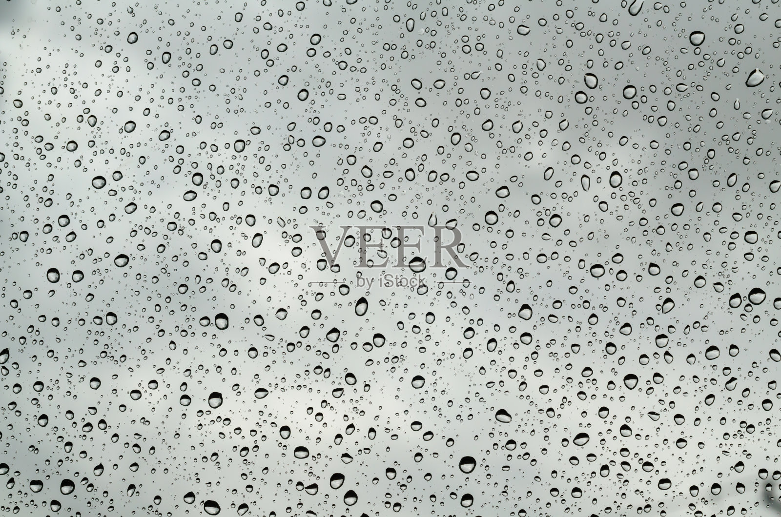 水滴在玻璃上——挡风玻璃上的雨。照片摄影图片