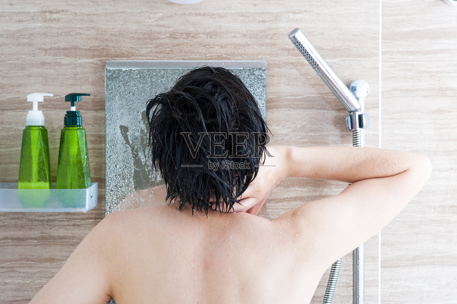 洗澡的男人照片摄影图片