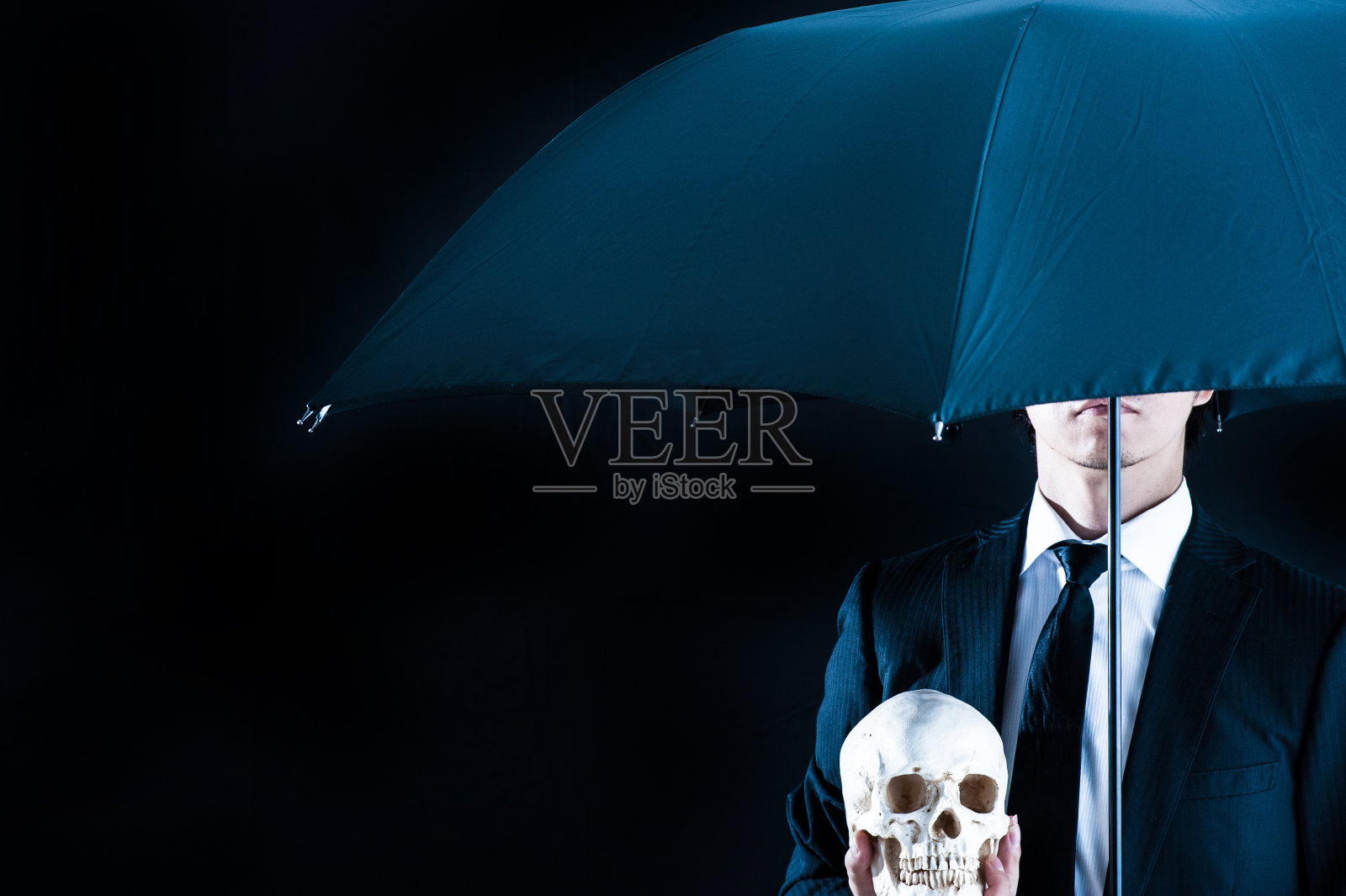 拿着伞的商人照片摄影图片