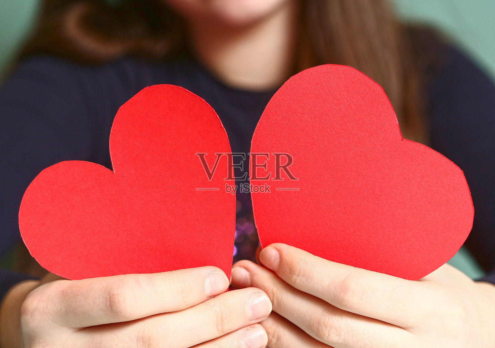 女孩拿着红纸两颗情人心照片摄影图片