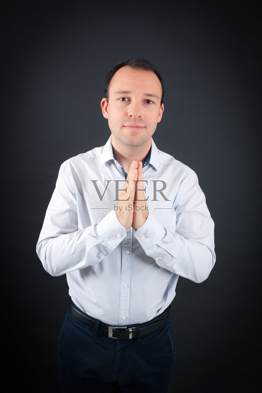 美男子在不同的衣服做不同的表情:祈祷照片摄影图片