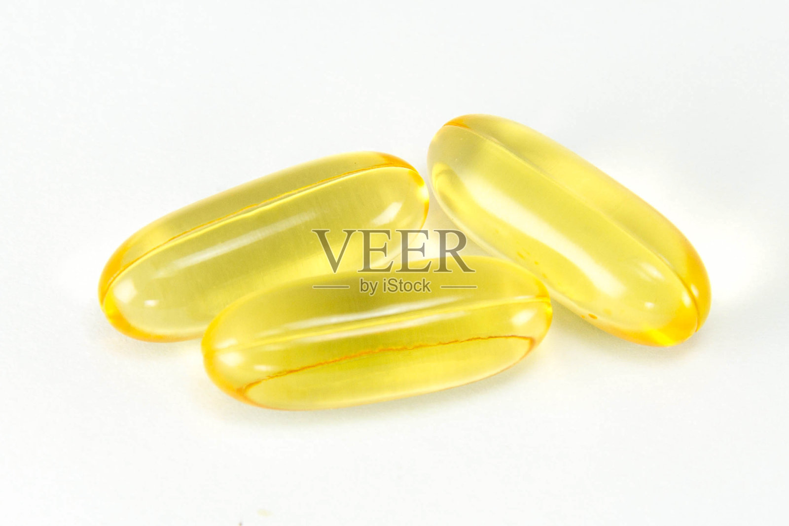 鱼肝油omega3凝胶胶囊孤立在白色背景。照片摄影图片