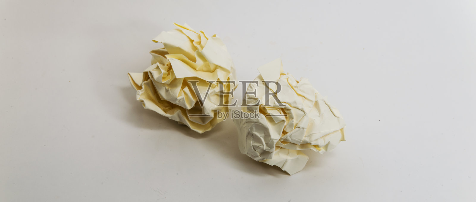 图片中央有两个黄色的皱巴巴的纸球照片摄影图片