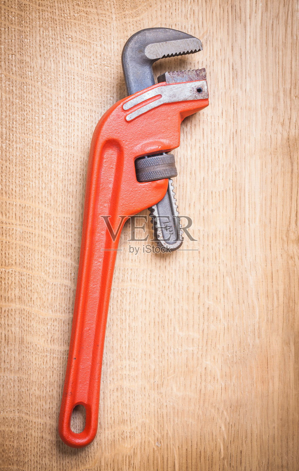 管钳放在木板上照片摄影图片