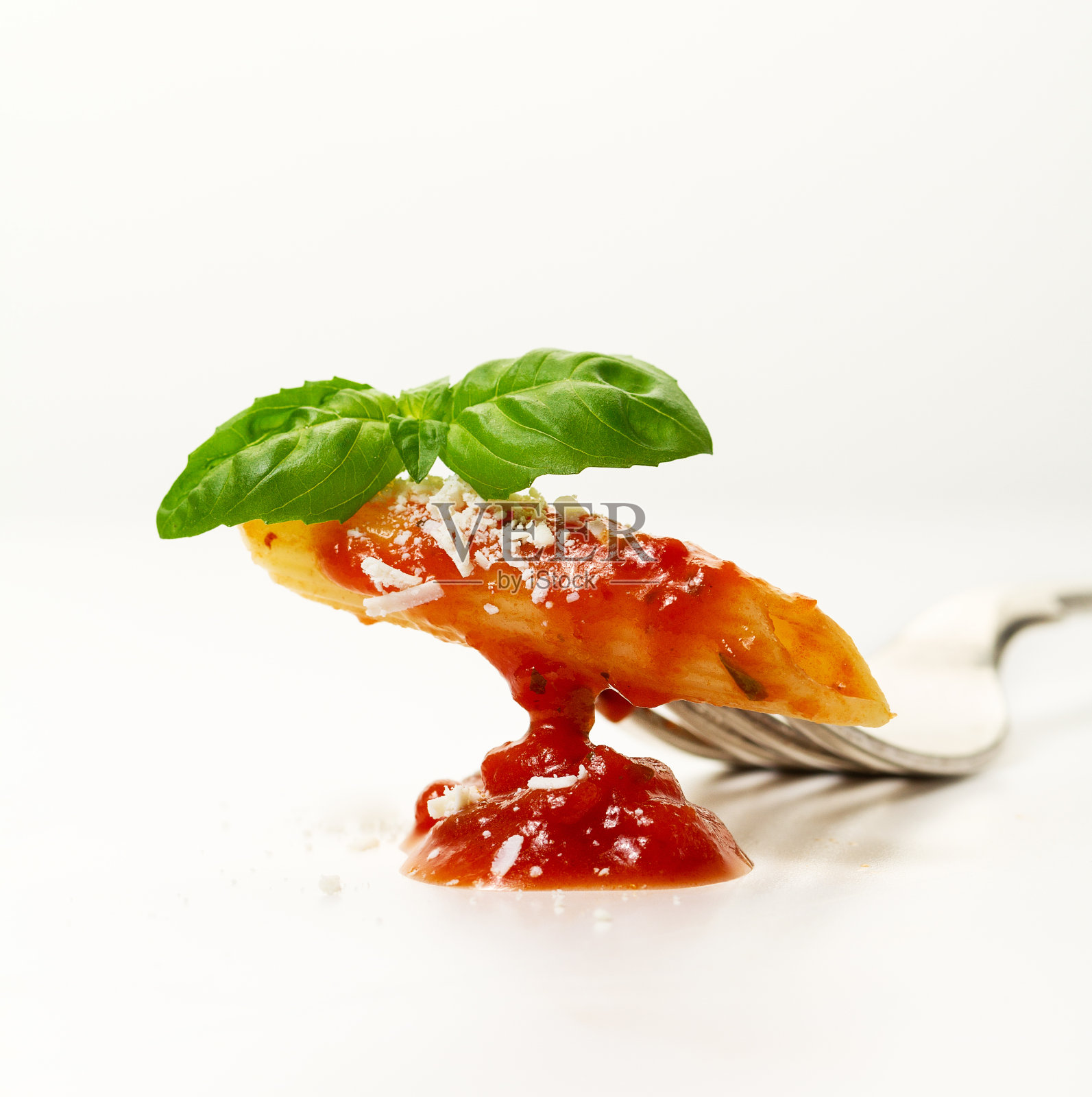 美味的彩色开胃的意大利意面与蕃茄酱，肉酱和新鲜的罗勒叉子。照片摄影图片