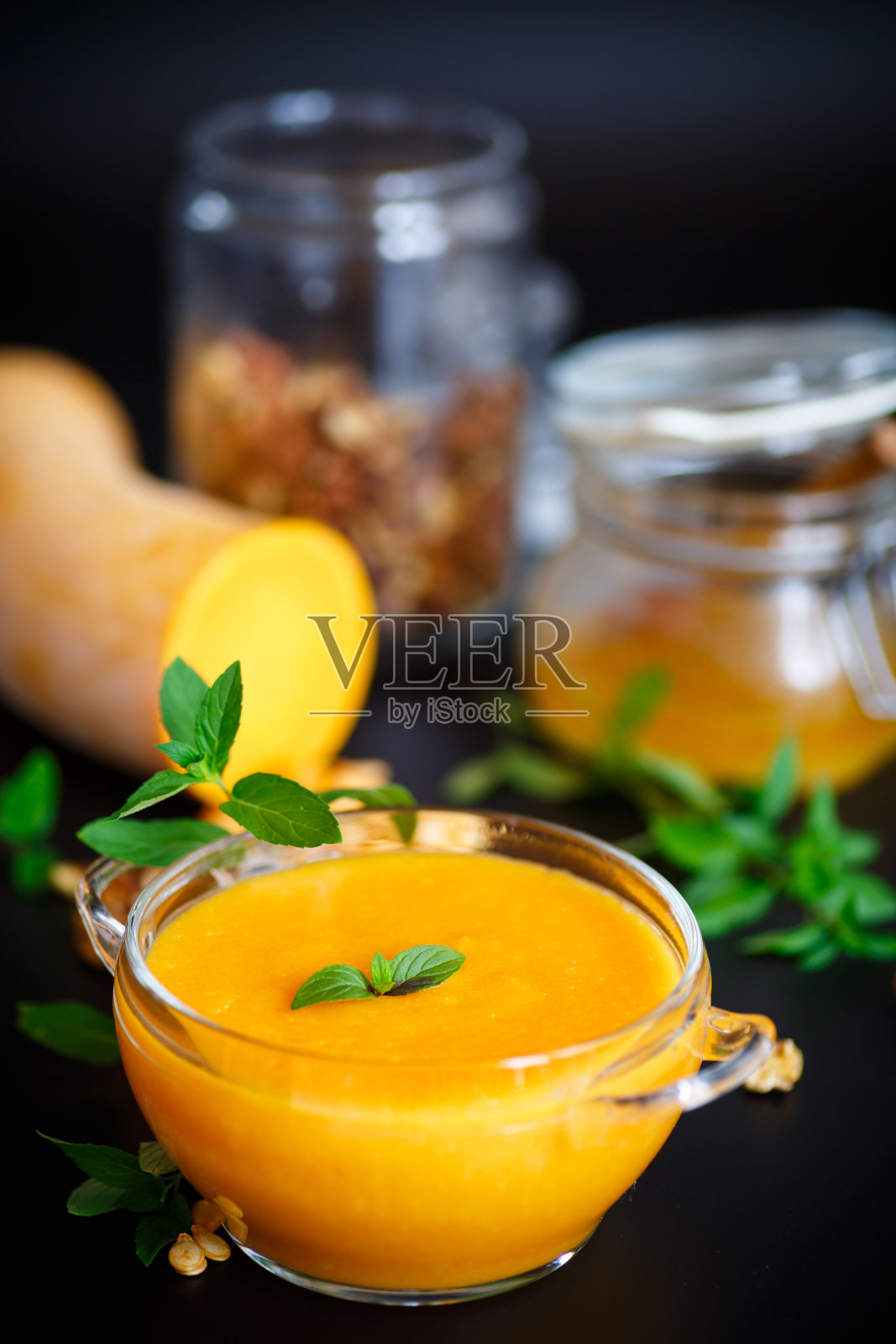 碗里的南瓜汤照片摄影图片