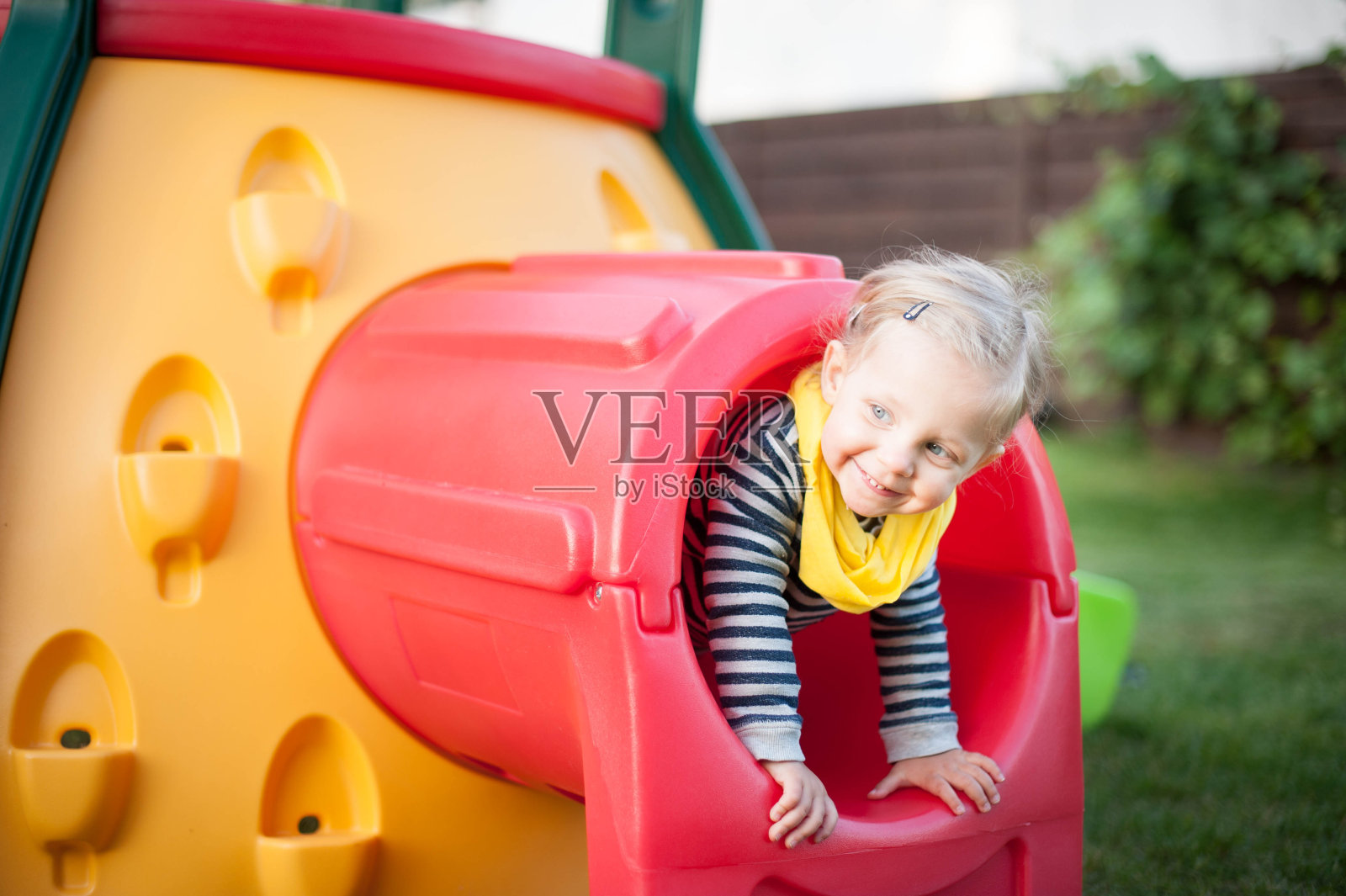 蹒跚学步的孩子玩照片摄影图片