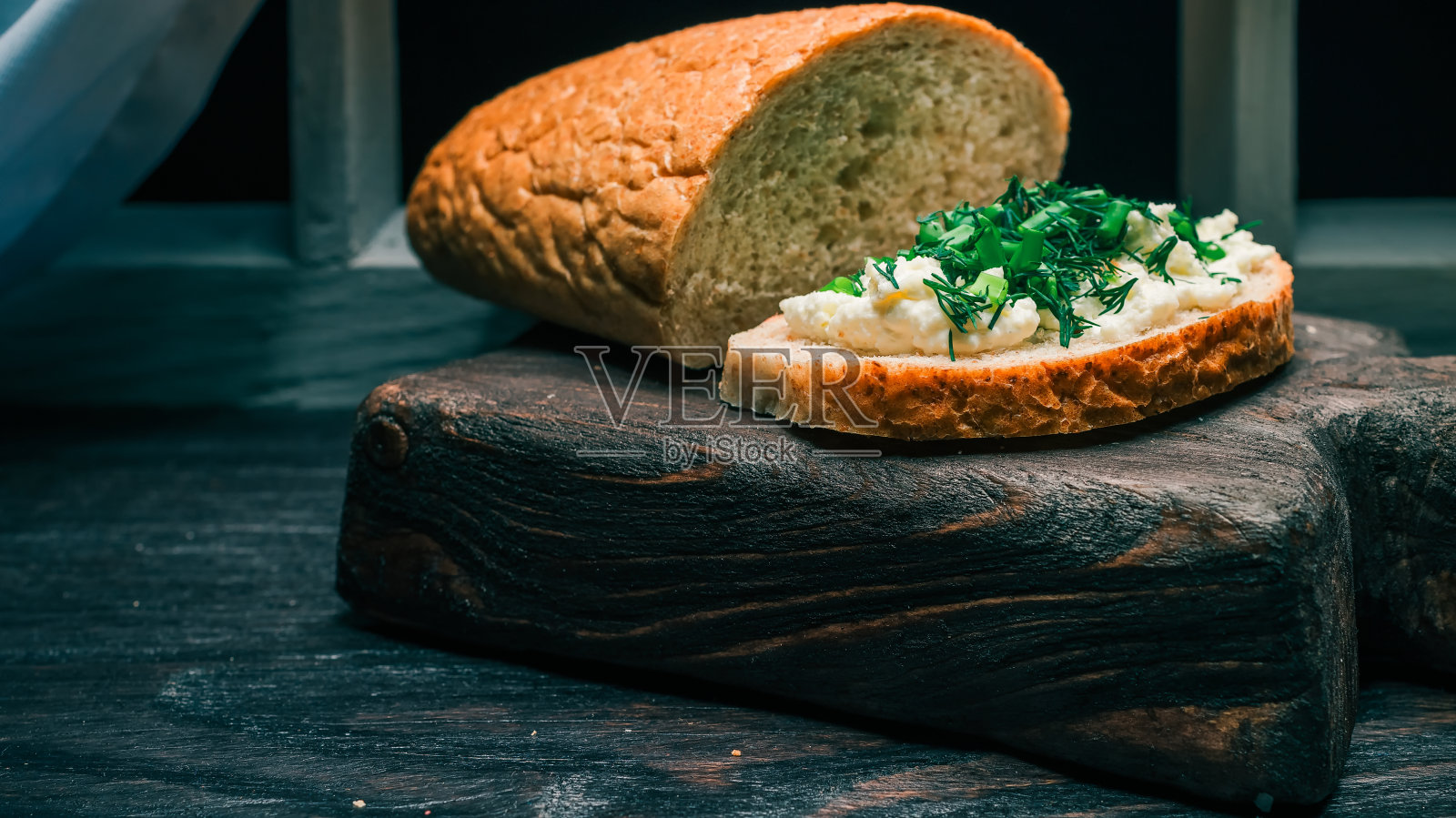 农夫奶酪三明治配青葱和小茴香照片摄影图片